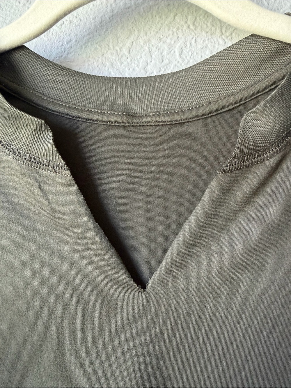 Vuori Energy Tank Womens Medium Custom Notch V-Neck Olive Green Athletic Top EUC - Picture 2 of 12